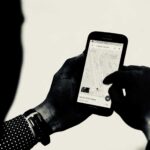 Usuário visualizando um mapa e suas coordenadas no celular.