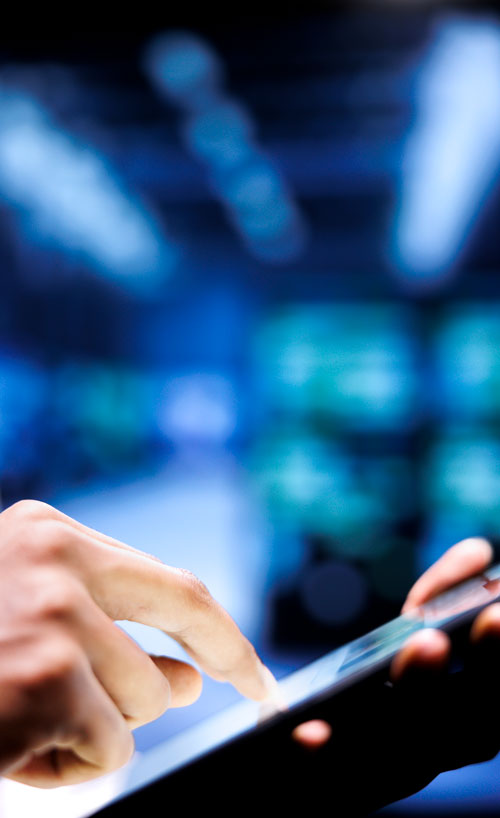 Mãos digitando sobre o teclado do tablet.